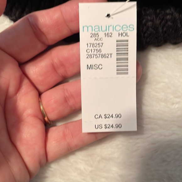 ⭐️Host Pick⭐️ Maurices women’s hat with faux fur Pom Pom NWT - Picture 5 of 5